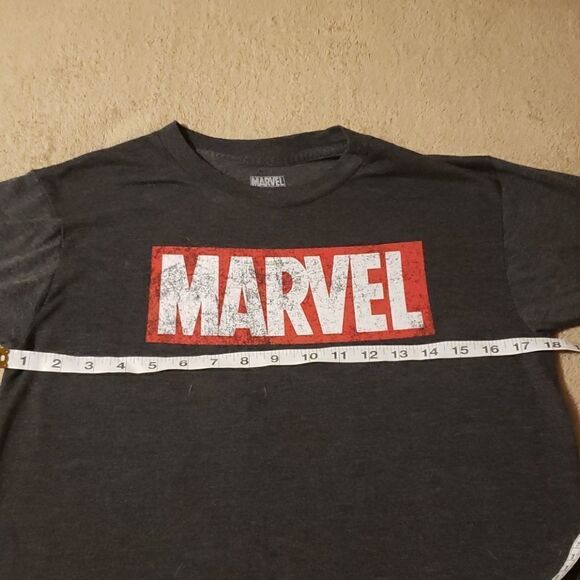 ❤ 3/$20 Gray Marvel tshirt - Picture 4 of 5